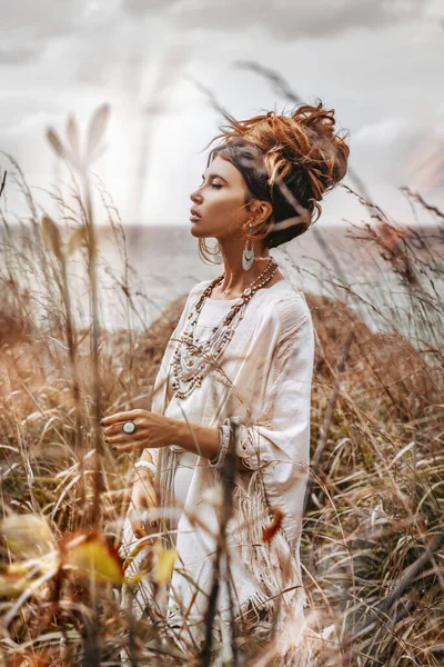 Mooie Jonge Vrouw Etnische Jurk Een Veld Close Portret — Stockfoto