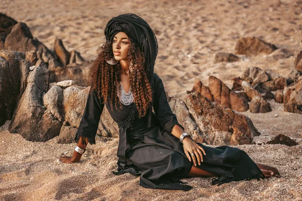 Όμορφη Νεαρή Φυλετική Γυναίκα Φορώντας Τουρμπάνι Εξωτερικούς Χώρους — Φωτογραφία Αρχείου