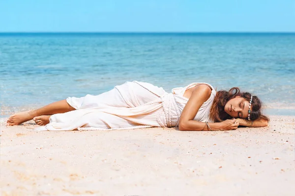 Όμορφη Νεαρή Κομψή Γυναίκα Ξαπλωμένη Στην Άμμο Στην Παραλία — Φωτογραφία Αρχείου