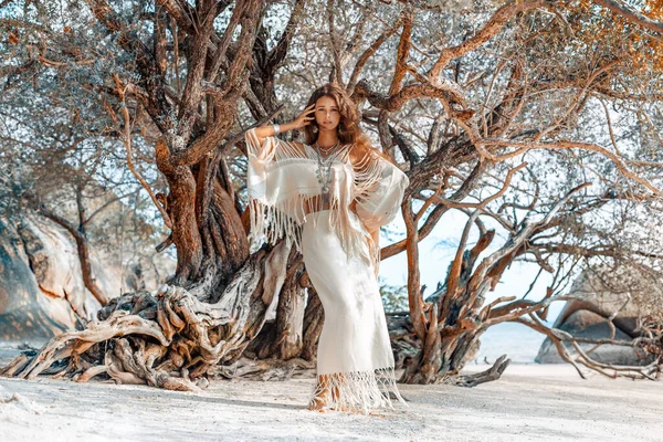 Sahilde güzel, genç ve şık bir kadın