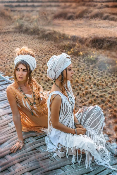 Dos Hermosas Mujeres Jóvenes Elegantes Con Turbante Aire Libre Atardecer — Foto de Stock