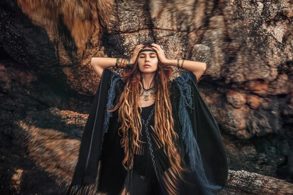 Bela Jovem Mulher Elegante Posando Pôr Sol — Fotografia de Stock