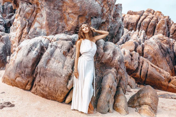 Belle Jeune Femme Élégante Sur Plage — Photo