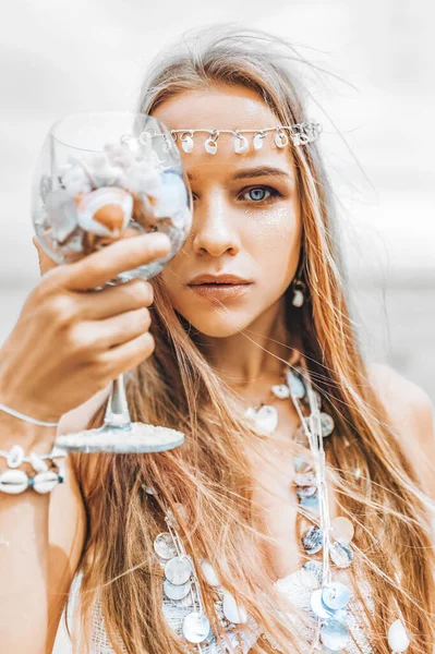 Belle Jeune Femme Élégante Portrait Rapproché Avec Verre Plein Coquillages — Photo