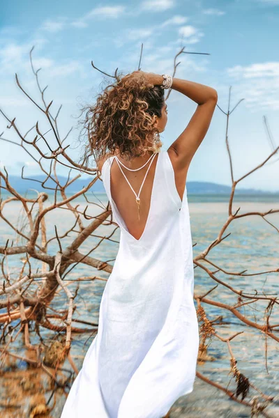 Linda Jovem Mulher Elegante Vestido Branco Praia — Fotografia de Stock