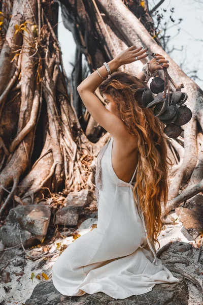 Hermosa Mujer Joven Vestido Elegante Fondo Naturaleza — Foto de Stock