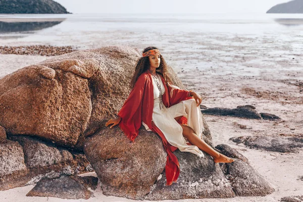 Belle Jeune Femme Élégante Sur Plage — Photo