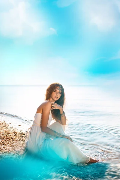 Bella Giovane Donna Elegante Seduta Sulla Sabbia Sulla Spiaggia — Foto Stock