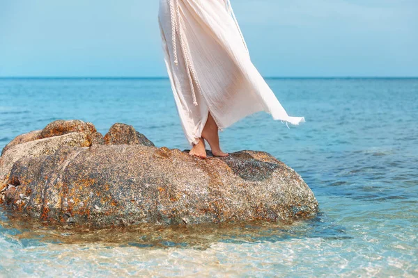 Close Woman Legs Standing Stone Sea — Stock Photo, Image