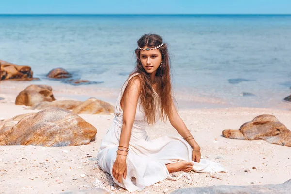 Schöne Junge Stilvolle Frau Sitzt Auf Sand Strand — Stockfoto