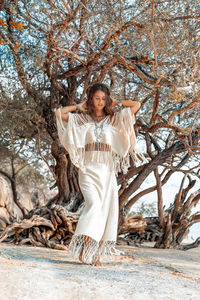 Sahilde güzel, genç ve şık bir kadın