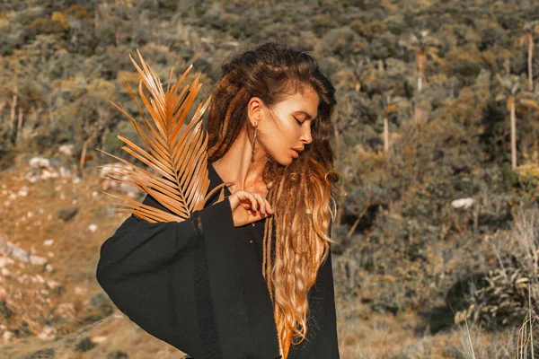 Hermosa Joven Mujer Elegante Aire Libre Atardecer — Foto de Stock