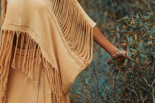 Güzel genç kadın elleri yakın. 