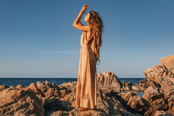 Bella Giovane Donna Elegante Sulla Spiaggia — Foto Stock