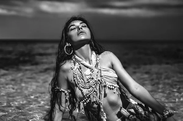 Kumsalda Güzel Vahşi Bir Kadın — Stok fotoğraf