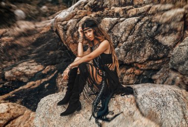 Gün batımında poz veren güzel, genç bir kadın.