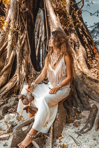 Mooie Jonge Vrouw Elegante Jurk Natuur Achtergrond — Stockfoto