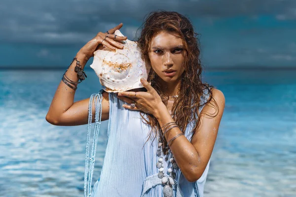 Deniz Kabuğuyla Suda Güzel Genç Bir Kadın — Stok fotoğraf