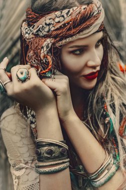 Güzel genç boho çingene tarzı kadın açık hava portresi