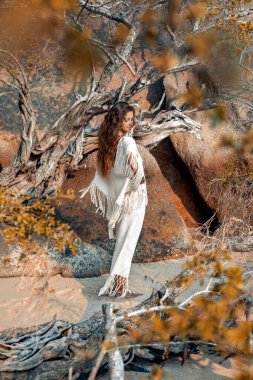 Sahilde güzel, genç ve şık bir kadın