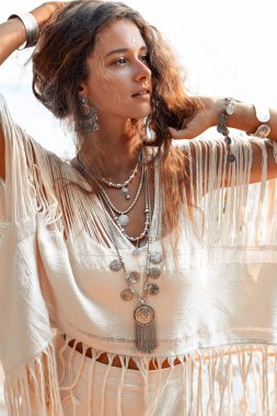 Sahilde güzel, genç ve şık bir kadın