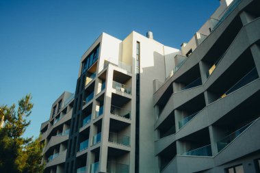 Mavi gökyüzüne karşı modern bina