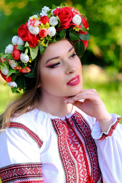 Porträtt Vacker Flicka Med Krans Ukrainska Nationella Kläder — Stockfoto