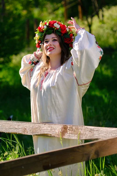 Портрет Прекрасної Дівчини Вінок Українському Національному Вбранні Лежить Посміхаючись Біля — стокове фото