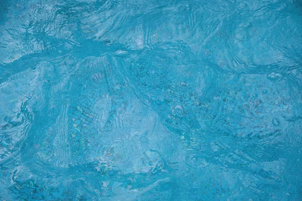 プールトップビューでの水面の振動 — ストック写真