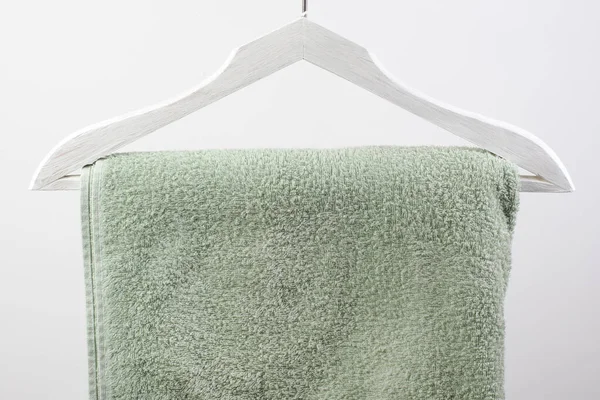 Asciugamano Turchese Una Gruccia Bianca Uno Sfondo Chiaro — Foto Stock