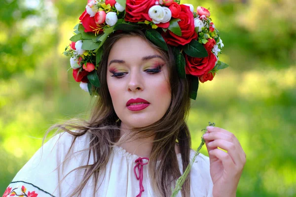 Открытый Портрет Красивой Молодой Украинки Венком Традиционной Национальной Одежде Крупный — стоковое фото