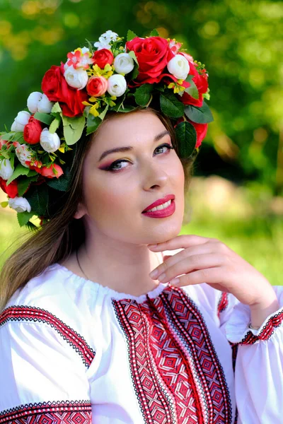 伝統的なドレスと彼女の頭の上に花輪で美しいウクライナの少女のクローズアップ肖像画 垂直画像 — ストック写真
