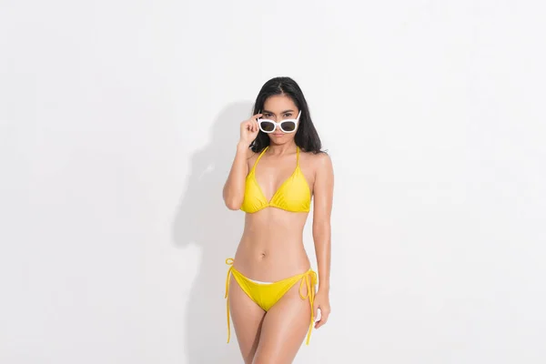 Gyönyörű Boldogságban Visel Sárga Bikini Ruha Gazdaság Fehér Napszemüveg Post — Stock Fotó