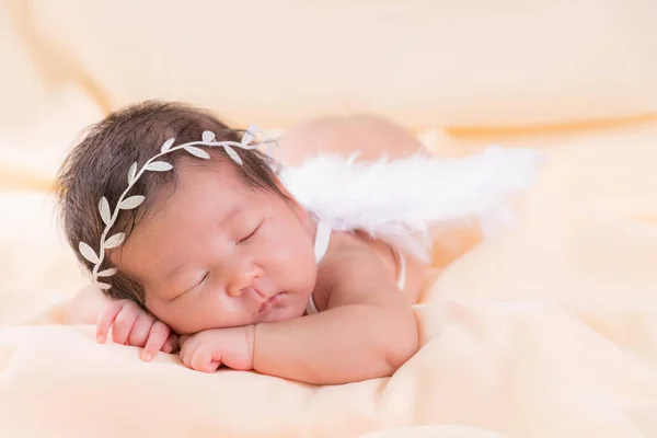Portret Miesięcznej Śpiącej Nowonarodzonej Dziewczynki Sobie Białą Opaskę Anielskie Skrzydła — Zdjęcie stockowe