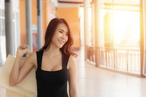 Hermosa Joven Asiática Mujer Está Llevando Bolsas Compras Con Bolsas — Foto de Stock