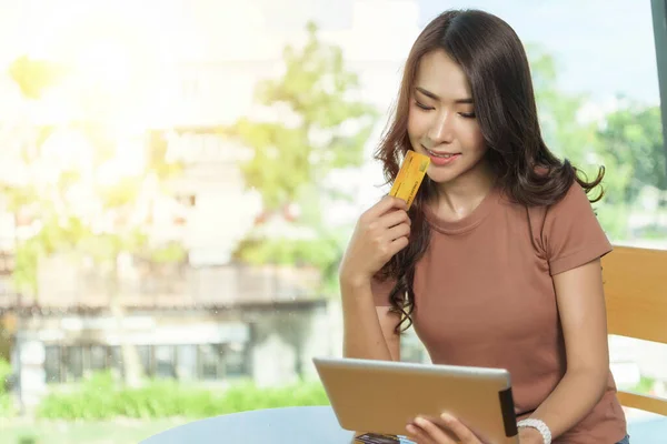 Hermosa Mujer Con Una Camisa Marrón Sentado Sonriente Cara Feliz — Foto de Stock