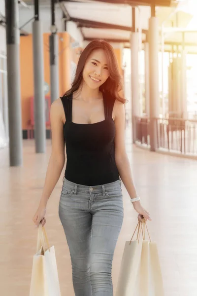 Hermosa Joven Asiática Mujer Está Llevando Bolsas Compras Con Bolsas — Foto de Stock