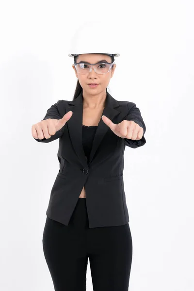 Portret Młodej Inżynierki Noszącej Biały Kask Ochronny Okulary Ochronne Formalnym — Zdjęcie stockowe