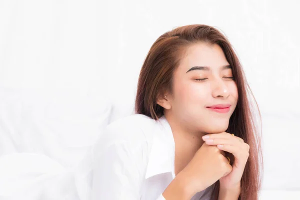Bela Jovem Bonita Asiático Mulher Acordar Alongamento Com Branco Camisa — Fotografia de Stock