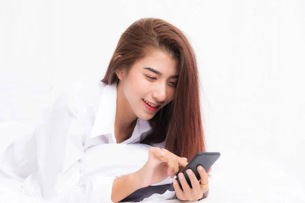 Jovem Mulher Asiática Usando Telefone Inteligente Quarto Casa Feliz Sorriso — Fotografia de Stock