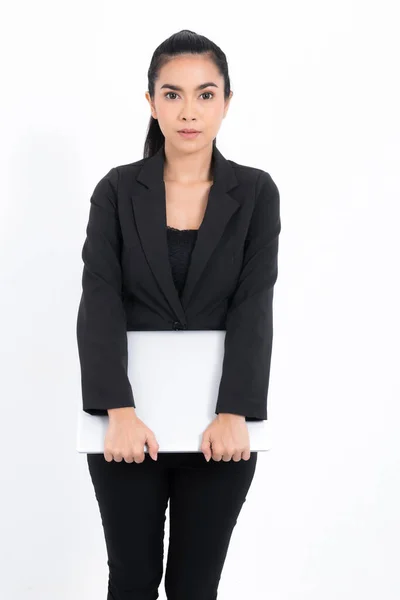 白い背景に隔離されたスタジオショットで黒のスーツを着てラップトップを保持肖像ビジネスの女性 可愛い女性モデル 自信のある専門職の労働者 ロイヤリティフリーのストック画像