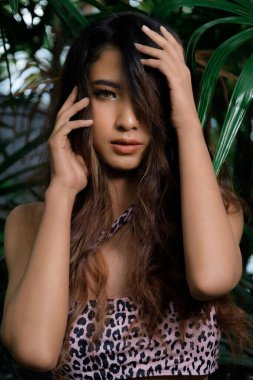 Doğal çıplak makyajlı, mükemmel ciltli, sarı saçlı muhteşem bir kadının yakın plan portresi. Doğal kozmetik, sağlık, saflık, cilt bakımı, ağaç zemininde güzellik kavramı.