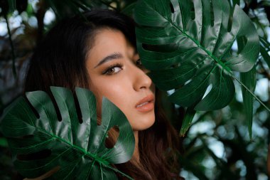 Doğal çıplak makyajlı, mükemmel ciltli, sarı saçlı muhteşem bir kadının yakın plan portresi. Doğal kozmetik, sağlık, saflık, cilt bakımı, ağaç zemininde güzellik kavramı.