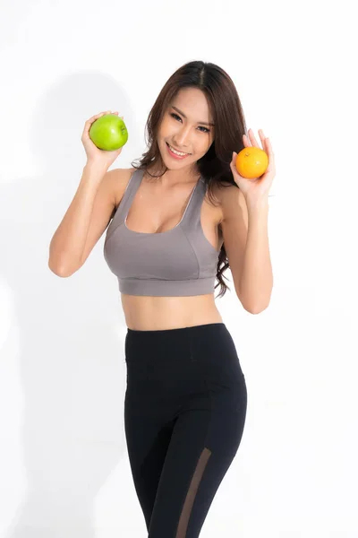 Gyönyörű Ázsiai Fiatal Egészséges Élelmiszer Visel Edzőruha Gazdaság Zöld Alma — Stock Fotó