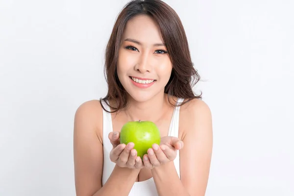 Güzel Asyalı Genç Kadın Sağlıklı Yiyecek Beyaz Çamaşırı Giyiyor Beyaz — Stok fotoğraf
