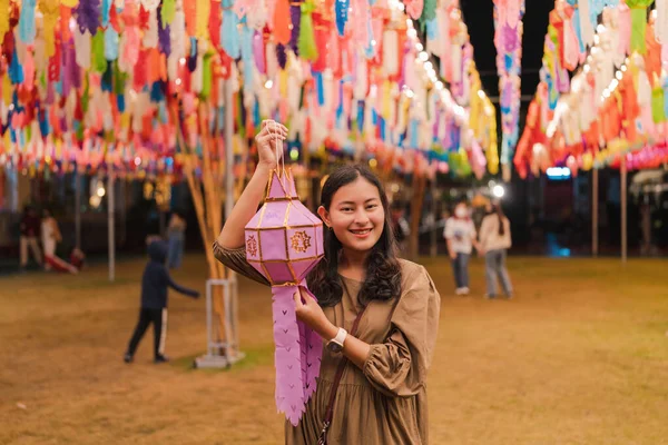 Portrait Une Femme Asiatique Heureuse Tenant Une Lanterne Papier Artisanal — Photo