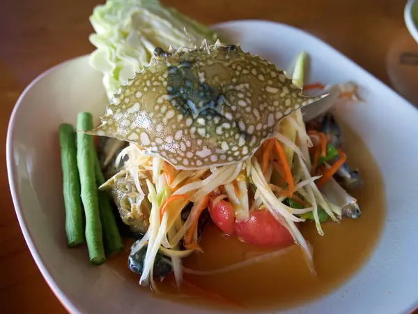 Closeup Raw Blue Swimming Crab Spicy Thai Papaya Salad White — Stock Photo, Image