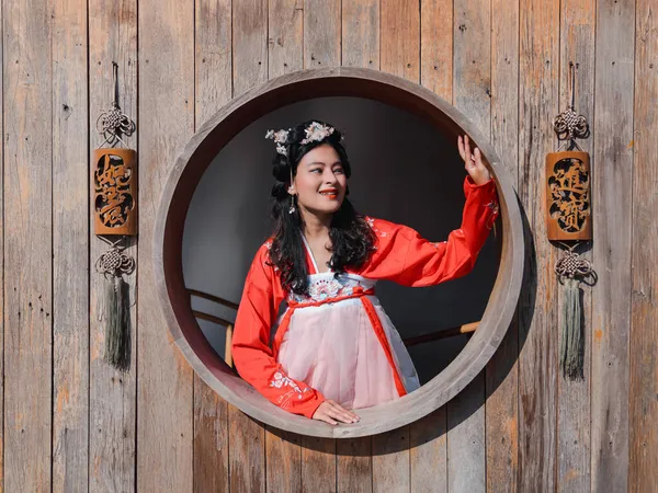 Porträtt Glad Asiatisk Kvinna Turist Rött Hanfu Forntida Kinesisk Traditionell — Stockfoto