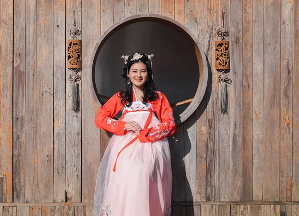 Feliz Mulher Asiática Turista Vermelho Hanfu Antigo Chinês Traje Étnico — Fotografia de Stock