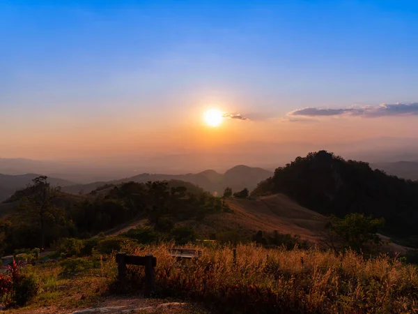 Красивый Вид Горы Закатным Небом Вершине Холма Дой Самер Дао — стоковое фото